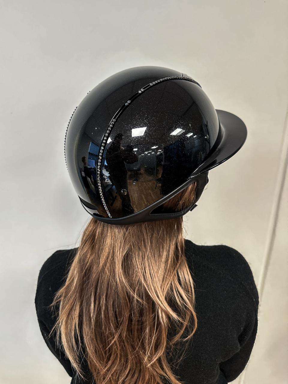 One K Avancé Lux ridhjälm - Skimmereffekt, svart swarovski pipe