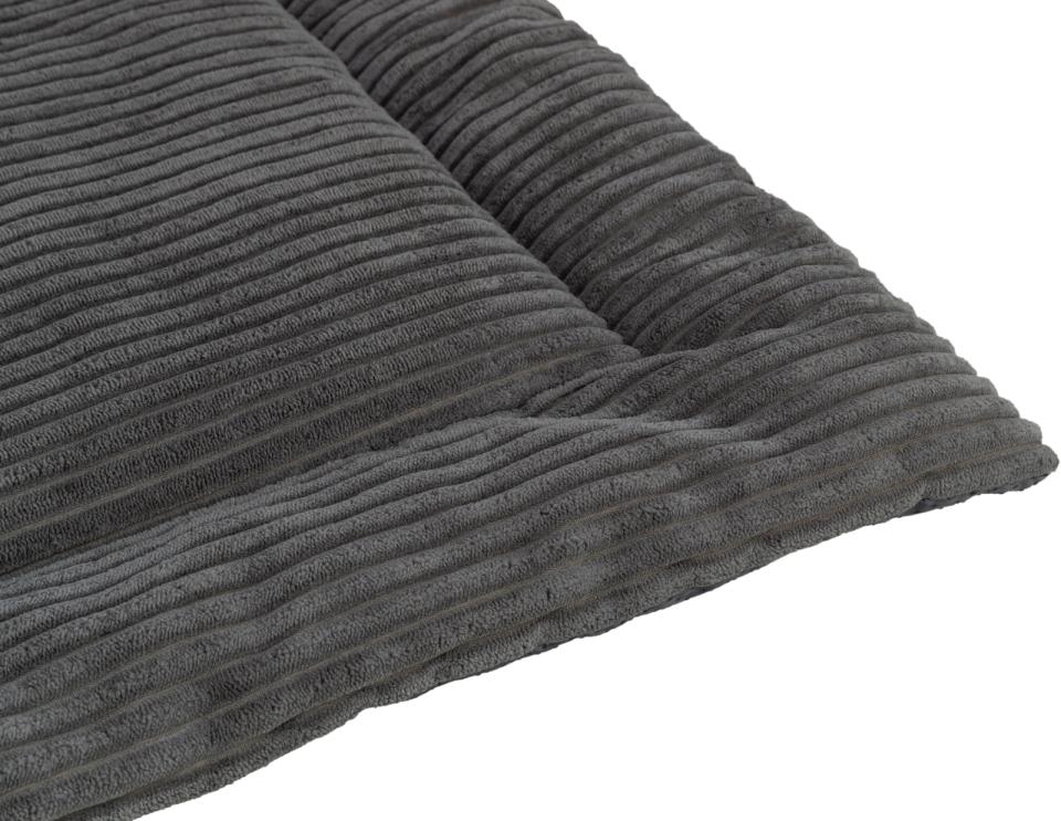 Trixie Jonna lying mat