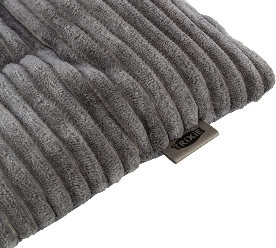 Trixie Jonna lying mat