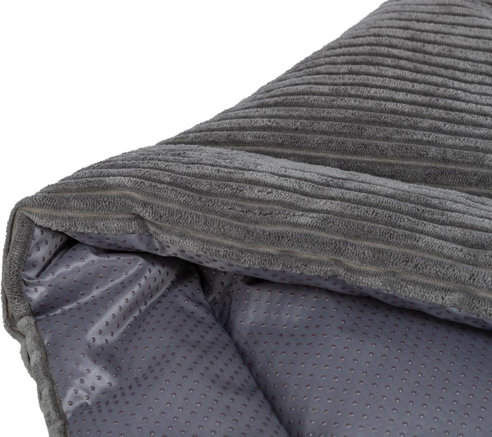 Trixie Jonna lying mat