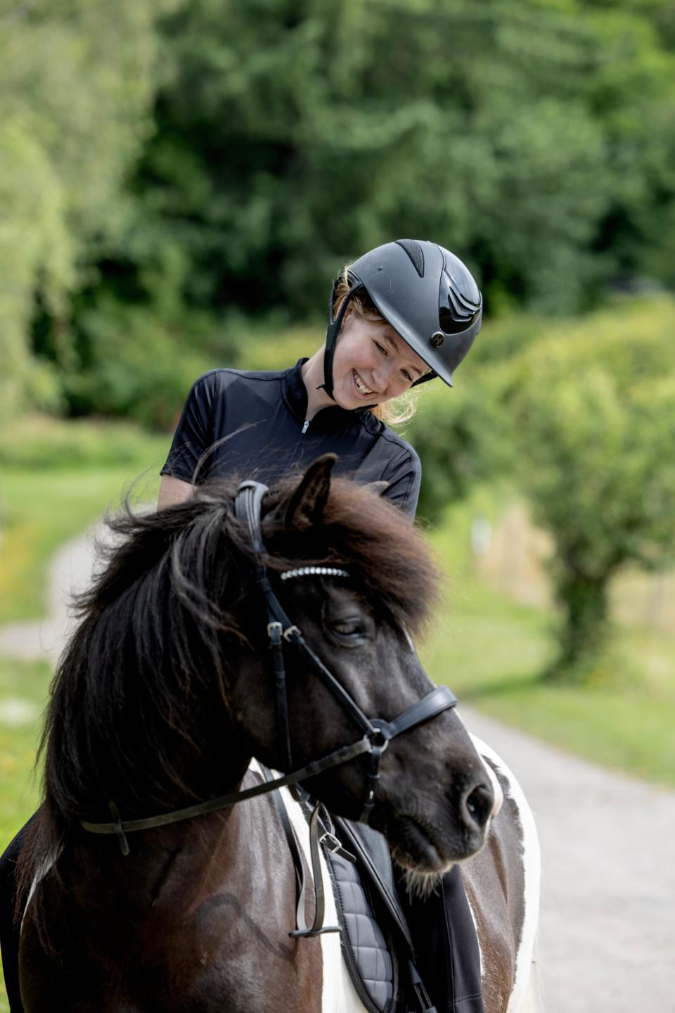 One K MIPS Defender Reithelm - glänzendes Oberteil, Swarovski Pipe